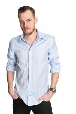 Mavi tişörtlü rahat adam