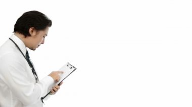 Beyaz bir arka plan karşı çalışan doktor