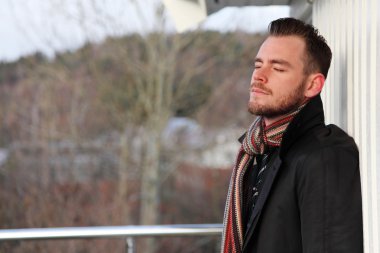 Sakin ol genç adam.