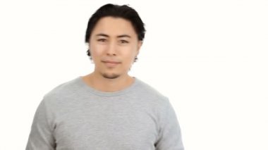 Genç adam beyaz arka plan üzerinde başparmak yapıyor