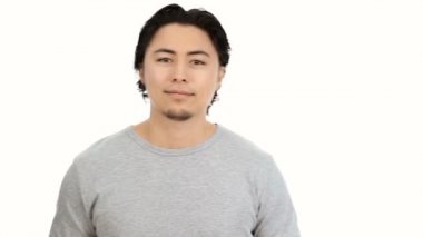 Yürüyüş ve gülümseyen Modern casual adam