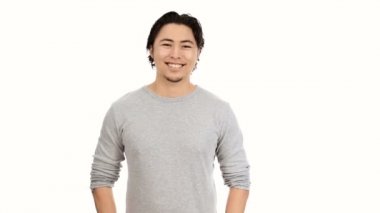 Bir gri gömlek yürüyen adam