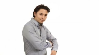 Silah ile kamera önünde yürüyen çekici adam geçti