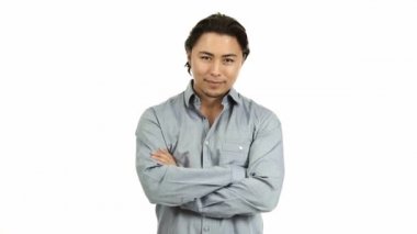 Kollu adam ayakta beyaz arka plan önünde geçti