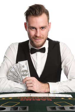 Gülümseyen casino satıcı