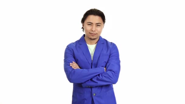 Hombre de negocios relajado con una chaqueta azul — Vídeo de stock