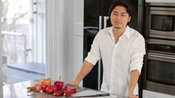 Yakışıklı ev aşçı sebze ile — Stok video