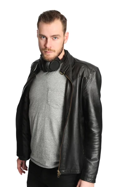 Hombre con auriculares y chaqueta de cuero — Foto de Stock