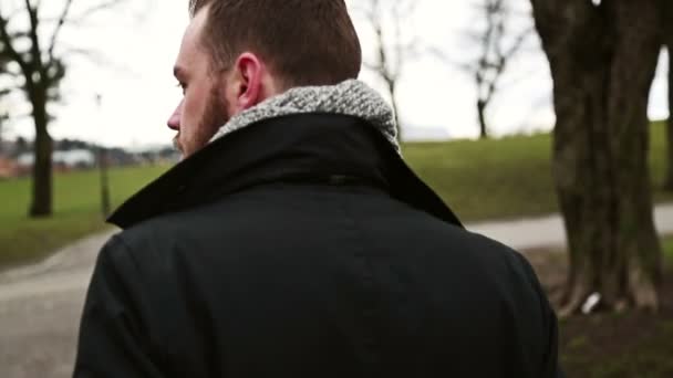 Hombre caminando en el parque en un día frío en Suecia — Vídeos de Stock