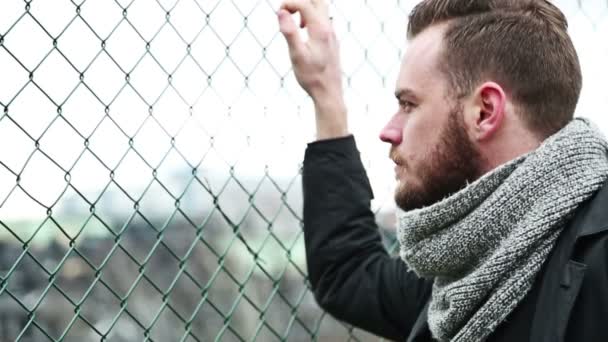 Homme en veste et écharpe debout dehors — Video