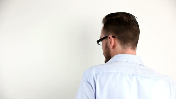 Pohledný mladý dospělý muž nosí brýle — Stock video