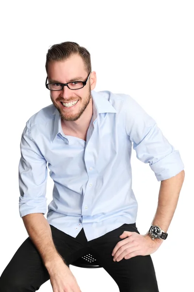 Hombre sonriente sentado en gafas —  Fotos de Stock