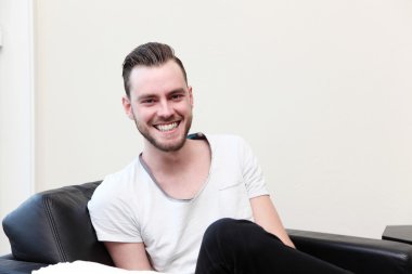 İçeride oturan moda adam