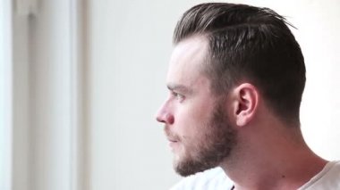 bir bardak kahve alaşağı oturan genç adam