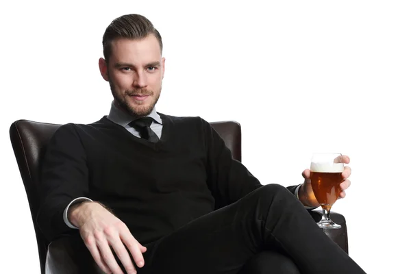 Hombre de negocios guapo con cerveza — Foto de Stock