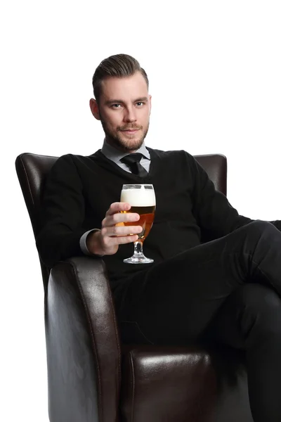 Bonito homem de negócios com cerveja — Fotografia de Stock