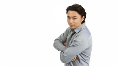 Beyaz arka planda gri gömlekli iyi görünümlü adam