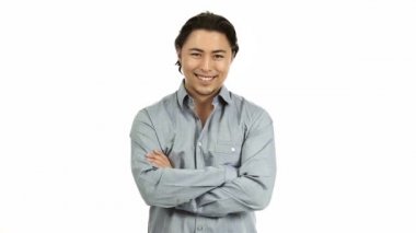 Beyaz arka planda gri gömlekli iyi görünümlü adam