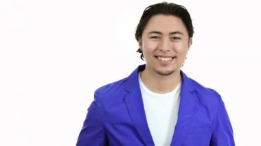 Mavi ceket giyen çekici işadamı