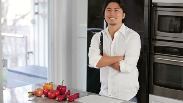 Chef maison dans une cuisine moderne — Video