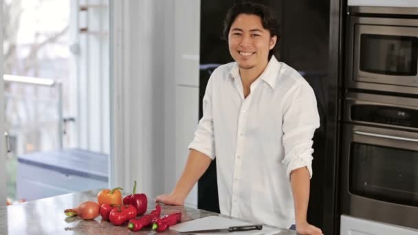 Домашній шеф-кухар на сучасній кухні — стокове відео