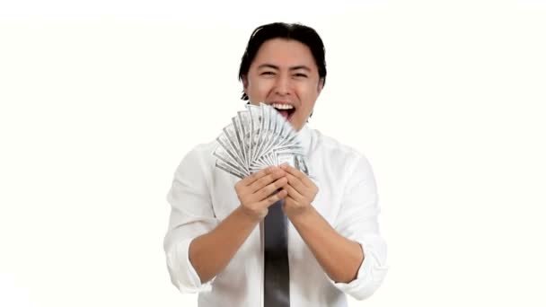 Hombre agitando billetes de 100 dólares frente a él — Vídeos de Stock
