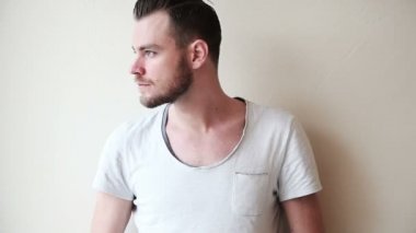 Genç adam bir duvara yaslanmış