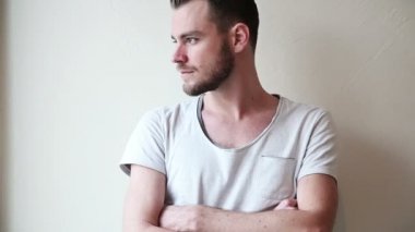 20'li yıllarda duvara yassı duran yakışıklı adam