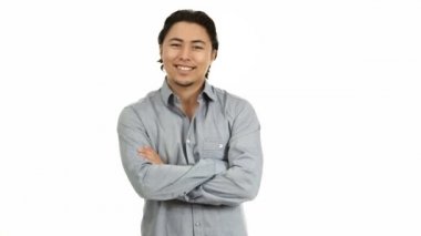 Bir gri gömlek gülümseyen çekici adam