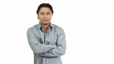 Bir gri gömlek gülümseyen çekici adam