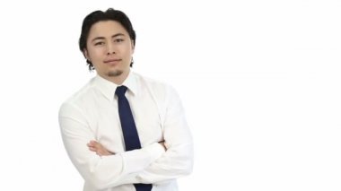 Kollarını ile yürüyüş işadamı bir gömlek giymiş geçti