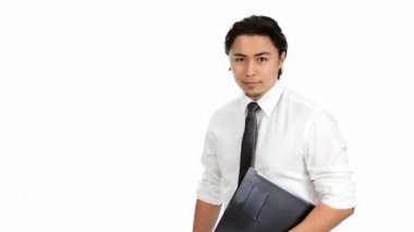 Bir beyaz gömlek ve kravat takmış bir dizüstü bilgisayar ile yürüyen adam