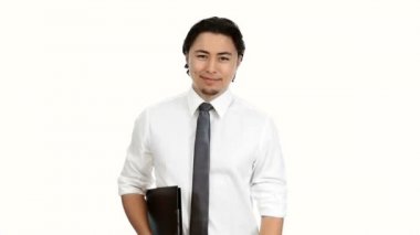 Bir beyaz gömlek ve kravat takmış bir dizüstü bilgisayar ile yürüyen adam