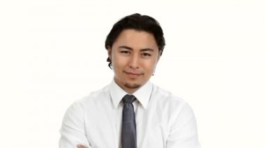 Bir beyaz gömlek ve gri kravat giyen gülümseyen iş adamı