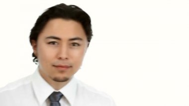 Bir beyaz gömlek ve gri kravat giyen gülümseyen iş adamı