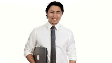 Beyaz bir arka plan ile bir dizüstü bilgisayar ile genç işadamı