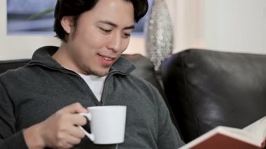 Adam iyi kitap ve çay keyfi