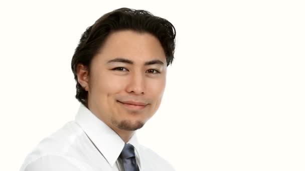 Empresário sorrindo usando uma camisa branca e gravata cinza — Vídeo de Stock