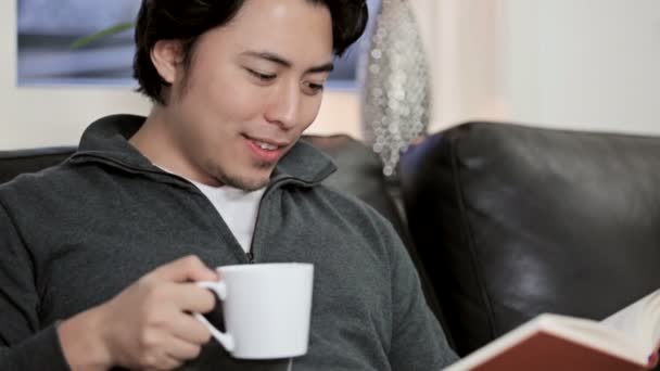 Homem desfrutando de um bom livro e chá — Vídeo de Stock