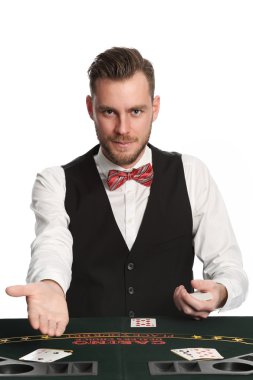 Siyah jack satıcı bir yelek ve papyon çalışma