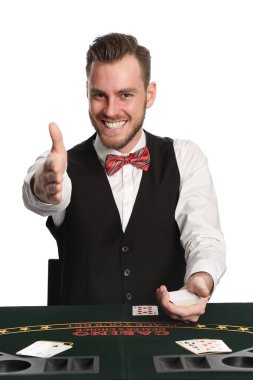 Siyah jack satıcı bir yelek ve papyon çalışma