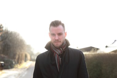 Şık adam ayakta dışında