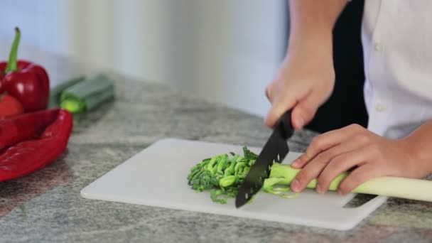 Primo piano di chef a casa tagliare le verdure — Video Stock