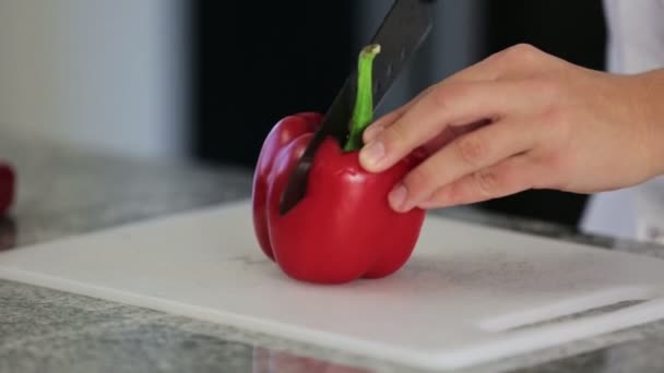 Primer plano del chef casero picando verduras — Vídeos de Stock