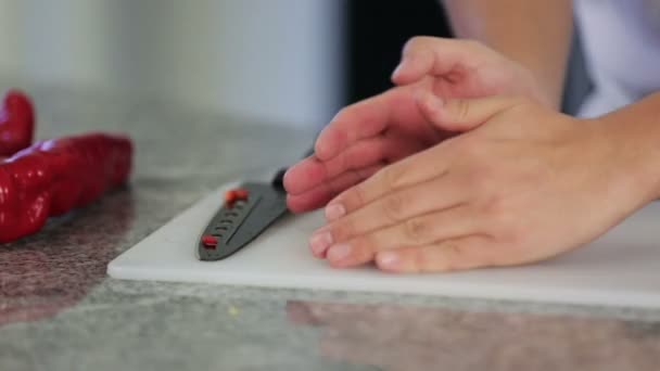 Primer plano del chef casero picando verduras — Vídeos de Stock