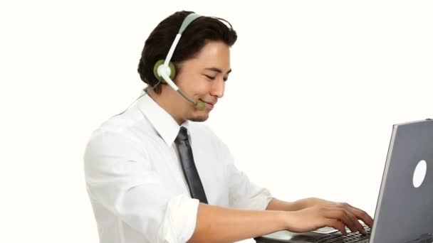 Empresario con auriculares y portátil — Vídeos de Stock