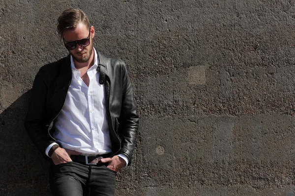 Hombre guapo apoyado contra una pared — Foto de Stock