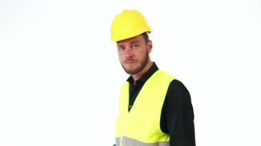 İnşaat işçisi bir Pano tutan yürüyüş