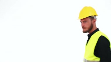 İnşaat işçisi bir Pano tutan yürüyüş