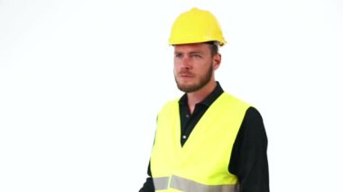 İnşaat işçisi bir Pano tutan yürüyüş